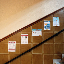 Varios carteles informan sobre las distintas medidas higiénicas a adoptar para evitar los contagios, en la escalera de un colegio concertado en Valencia. EFE/Manuel Bruque