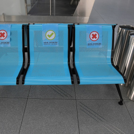Unos asientos en el Aeropuerto de Colonia/Bonn, señalizados para mantener la distancia social. REUTERS/Wolfgang Rattay