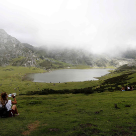 Turistas en los Lagos de Covadonga, en el Parque Nacional de Picos de Europa, Asturias. EFE/J.L. Cereijido