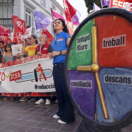Una manifestación de los sindicatos por la reducción de la jornada laboral en Valencia.- EFE/Ana Escobar
