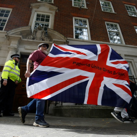 Partidarios del Brexit se manifiestan delante de Europe House, la sede de la delegación de la Comisión Europea en Londres. REUTERS/Henry Nicholls