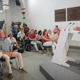 El expresidente de la Junta de Andalucía, Manuel Chaves (d), durante una rueda de prensa que ha ofrecido en la sede del PSOE-A.-María José López / Europa Press