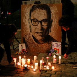 Un retrato de la difunta juez del Tribunal Supremo de los Estados Unidos, Ruth Bader Ginsburg, fallecida el pasado fin de semana, en una vigilia en Monument Square, en Portland (Maine, EEUU). REUTERS/Elizabeth Frantz