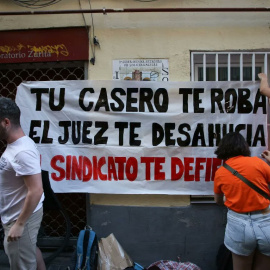 Intento de parar el desahucio de Zohra en Madrid .-Sindicato de Inquilinas de Madrid