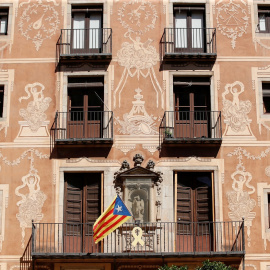 Un lazo amarillo y una estelada, en un balcón de un edificio del centro de Barcelona. REUTERS/Albert Gea