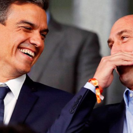 Pedro Sánchez (i) y Luis Rubiales, durante el Mundial de Rusia.- EFE