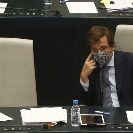 El alcalde de Madrid, José Luis Martínez-Almeida, en el pleno del consistorio.. EFE/ Ballesteros/Pool