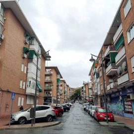 Una calle desértica del barrio madrileño de Alcobendas. EFE/Patricia Cristóbal