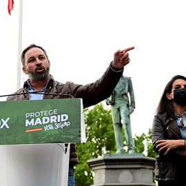  Santiago Abascal y Rocío Monasterio en un acto de Vox durante la campaña electoral madrileña el pasado mes de abril.- EFE