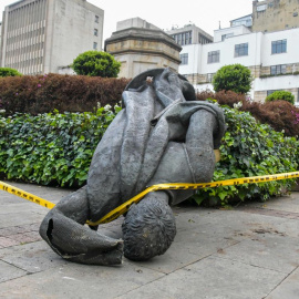  La estatua caída de Gonzalo Jiménez de Quesada, derribada por indígenas misak, en el centro de Bogotá.- / AFP