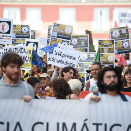  Decenas de personas durante una manifestación en defensa de la justicia climática en Madrid (España).- Gustavo Valiente / Europa Press