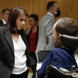 La portavoz socialista, Adriana Lastra, conversa con el portavoz de Unidas Podemos, Pablo Echenique este miércoles en la primera sesión de la Comisión del Congreso para la Reconstrucción Social y Económica. E.P./Pool