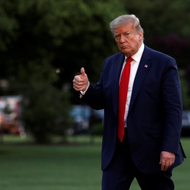 El presidente hace un gesto con el pulgar arriba a los periodistas a su llegada a la Casa Blanca, tras asistir al lanzamiento de la misión espacial SpaceX. REUTERS/Yuri Gripas