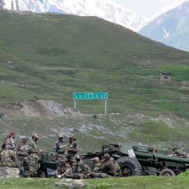 Soldados del Ejército indio descansan junto a una batería de artillería las armas de artillería en un campamento cerca de Baltal, al sureste de Srinagar, en el valle de Cachemira. REUTERS/Stringer