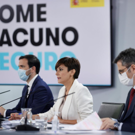 La ministra de Política Territorial y portavoz del Gobierno, Isabel Rodríguez; el ministro de la Presidencia, Relaciones con las Cortes y Memoria Democrática, Félix Bolaños (d), y el ministro de Consumo, Alberto Garzón (i), durante la rueda de prens