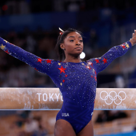 Simone Biles de los EE. UU. Compite en la viga de equilibrio durante la calificación femenina de los eventos de gimnasia artística de los Juegos Olímpicos de Tokio 2020 en el Centro de Gimnasia Ariake en Tokio, Japón, el 25 de julio de 2021.- EFE