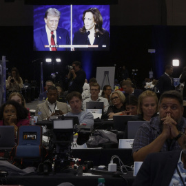 Periodistas de diferentes medios de comunicación siguen el debate presidencial entre Donald Trump y Kamala Harris organizado por ABC en Filadelfia (Pensilvania, EEUU). REUTERS/Evelyn Hockstein