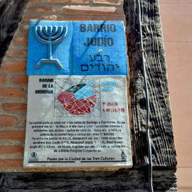 Placa explicativa del Barrio Judío en Alcalá de Henares, Madrid.