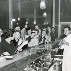 Clientes en un bar de Filadelfia después del fin de la prohibición, 1933. Shutterstock / Everett Collection