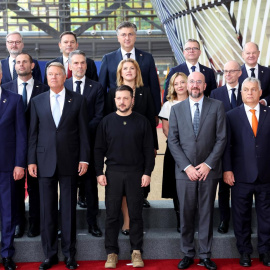 El presidente de Ucrania, Volodymir Zelenski (c), y los líderes europeos posan para una foto de familia antes de la cumbre del Consejo Europeo en Bruselas (Bélgica). EFE/ Christopher Neundorf