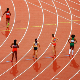 Corredoras preparadas para tomar la salida en una pista de atletismo. PIXABAY