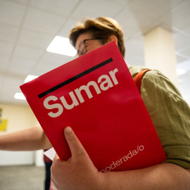 Una apoderada de Sumar en el colegio Nuestra Señora de la Almudena, en Madrid (España).- Matias Chiofalo / Europa Press