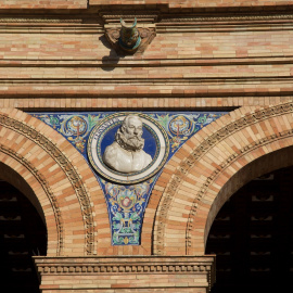 Medallón dedicado a Miguel de Cervantes en la Plaza de España de Sevilla. Shutterstock / Kevin George