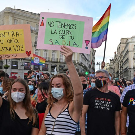  Manifestantes, durante la concentración convocada por asociaciones LGTBI+ para denunciar la pasividad de las instituciones madrileñas ante la ola de agresiones que sufren, este sábado en Madrid. EFE/ Víctor Lerena