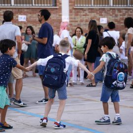  Niños y padres hacen cola para entrar al colegio el primer día de clase en Málaga.Álex Zea / Europa Press