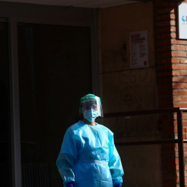 Una trabajadora sanitaria en la puerta de un centro de atención primaria en Madrid. REUTERS/Sergio Perez