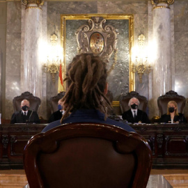  El exsecretario de Organización de Podemos y diputado Alberto Rodríguez durante su juicio en el Tribunal Supremo este martes por atentado a agentes de la autoridad y lesiones leves por dar presuntamente una patada a un policía en una protesta de 2014 