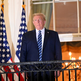El presidente de EEUU, Donald Trump, posa desde uno de los balcones de la Casa Blanca, tras regresar de su hospitalización por haber sido infectado por la covid-19. REUTERS/Erin Scott/