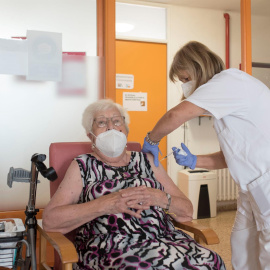  Una usuaria de una residencia en Mahón recibe la tercera dosis de la vacuna contra la covid-19, destinada a personas mayores, campaña que ha comenzado hoy jueves.- EFE / David Arquimbau