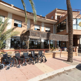 Sillas de ruedas en el exterior de una residencia de ancianos. EFE