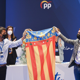 Carlos Mazón y Pablo Casado sostienen la bandera de la Comunidad Valenciana. EUROPA PRESS