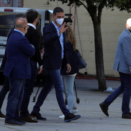 El presidente del Gobierno y secretario general del PSOE, Pedro Sánchez (c), a su llegada a un acto del partido celebrado este domingo en Ponferrada. EFE/ Ana F. Barredo