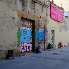 Una fila de carritos de la compra, manteniendo la distancia social, en una cola para recibir alimentos de una asociación de ayuda a personas vulnerables en el barrio barcelonés del Raval. REUTERS / Nacho Doce