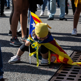  Un niño con banderas de la estelada (bandera independentista catalana) durante los actos de la Diada de Cataluña 2019, en Barcelona (España), septiembre de 2019.- David Zorrakino/EUROPA PRESS