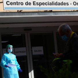 Un sanitario con los informes de unas pruebas de antígeno de la enfermedad por coronavirus, frente a un centro de atención primaria en el barrio madrileño Orcasitas. REUTERS / Sergio Perez