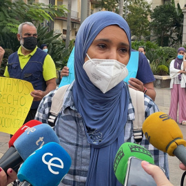  La empleada doméstica Rachida, perteneciente al colectivo de trabajadores y trabajadoras transfronterizas, ofrece declaraciones a los medios de comunicación durante una manifestación frente a la delegación del gobierno en Ceuta, a 23 de agosto de 202