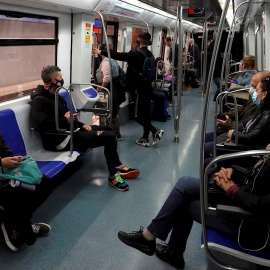  Varias personas en un vagón de metro en Barcelona. EFE/Alejandro García