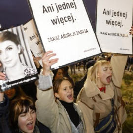  Mujeres en la manifestación en protesta por la ilegalización del aborto en Polonia. — WOJTEK RADWANSKI / AFP