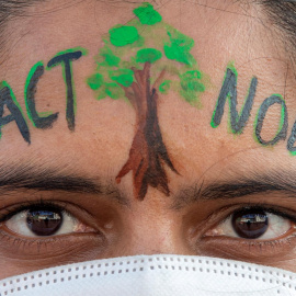  Un manifestante nepalí observa durante una protesta por el cambio climático para exigir la acción de los líderes mundiales para combatir la crisis del cambio climático, en Katmandú, Nepal, el 8 de noviembre de 2021.- EFE / EPA / Narendra Shrestha