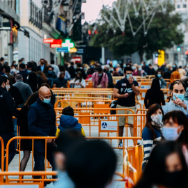 Viandantes en una calle comercial de Madrid el 1 de noviembre de 2020. Shutterstock / Alexandre Rotenberg
