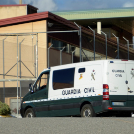  Un furgón de la Guardia Civil hace entrada en la cárcel de Segovia este 4 de noviembre de 2021. /PABLO MARTIN (EFE)