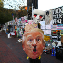 Carteles de Black Lives Matter, una máscara que representa a Donald Trump, y otros objetos colocados en una valla cerca de la Casa Blanca, en Washington. REUTERS / Tom Brenner