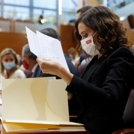  La presidenta de la Comunidad de Madrid, Isabel Díaz Ayuso, al inicio del pleno de la Asamblea de Madrid.- EFE/Juan Carlos Hidalgo