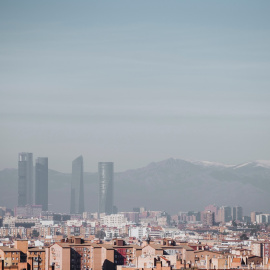  Vista de Madrid con las Cuatro Torres destacadas y la Sierra de Guadarrama al fondo desvaída por la polución. Shutterstock / Jose Luis Carrascosa