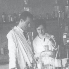 Margarita Salas y su marido Eladio Viñuela en su laboratorio del entonces Centro de Investigaciones Biológicas, hoy denominado Centro de Investigaciones Biológicas Margarita Salas. CSIC
