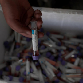  Conjunto de viales de vacunas contra el coronavirus. EFE/EPA/ATEF SAFADI